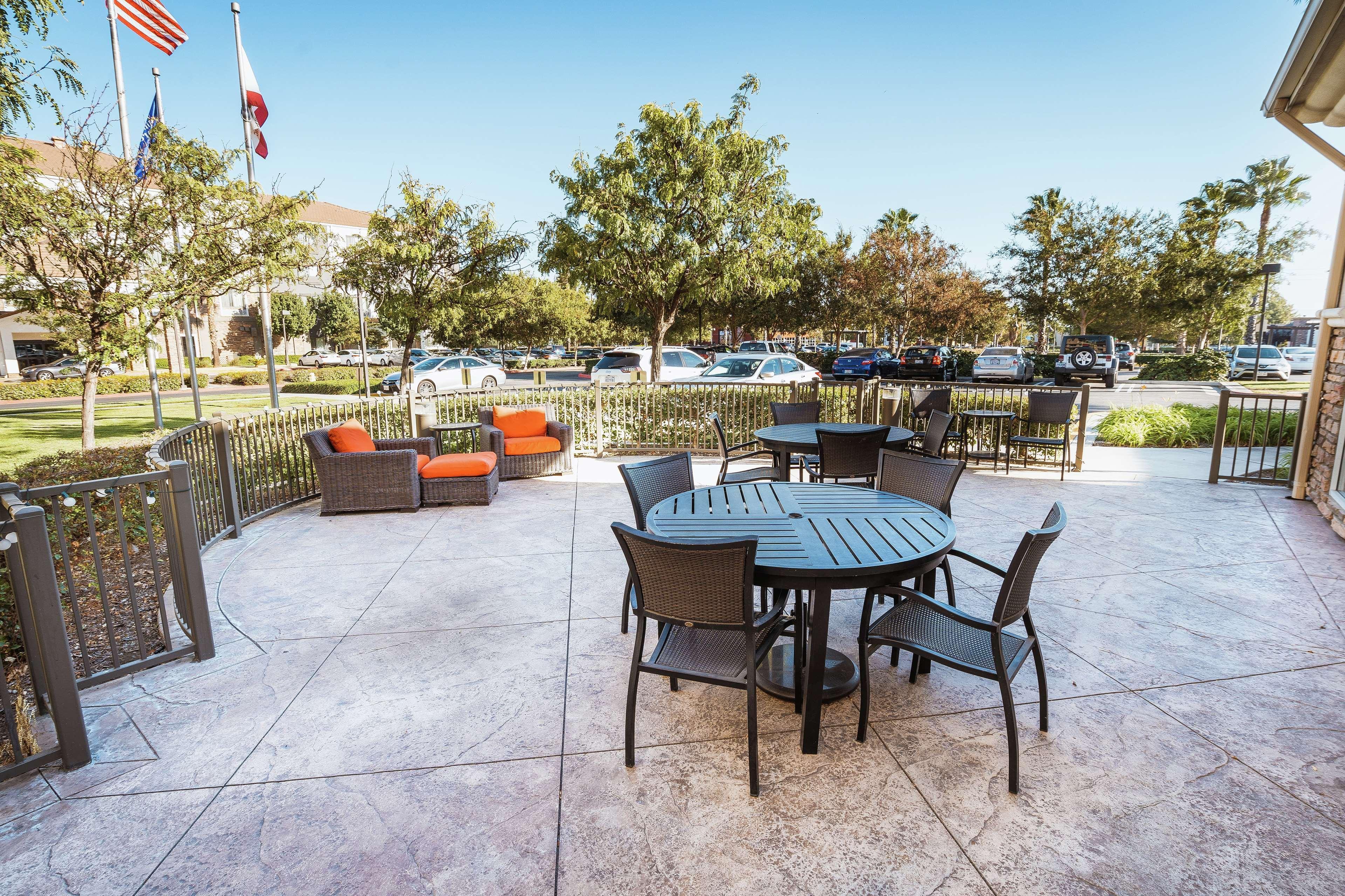 Hilton Garden Inn Ontario Rancho Cucamonga Bagian luar foto