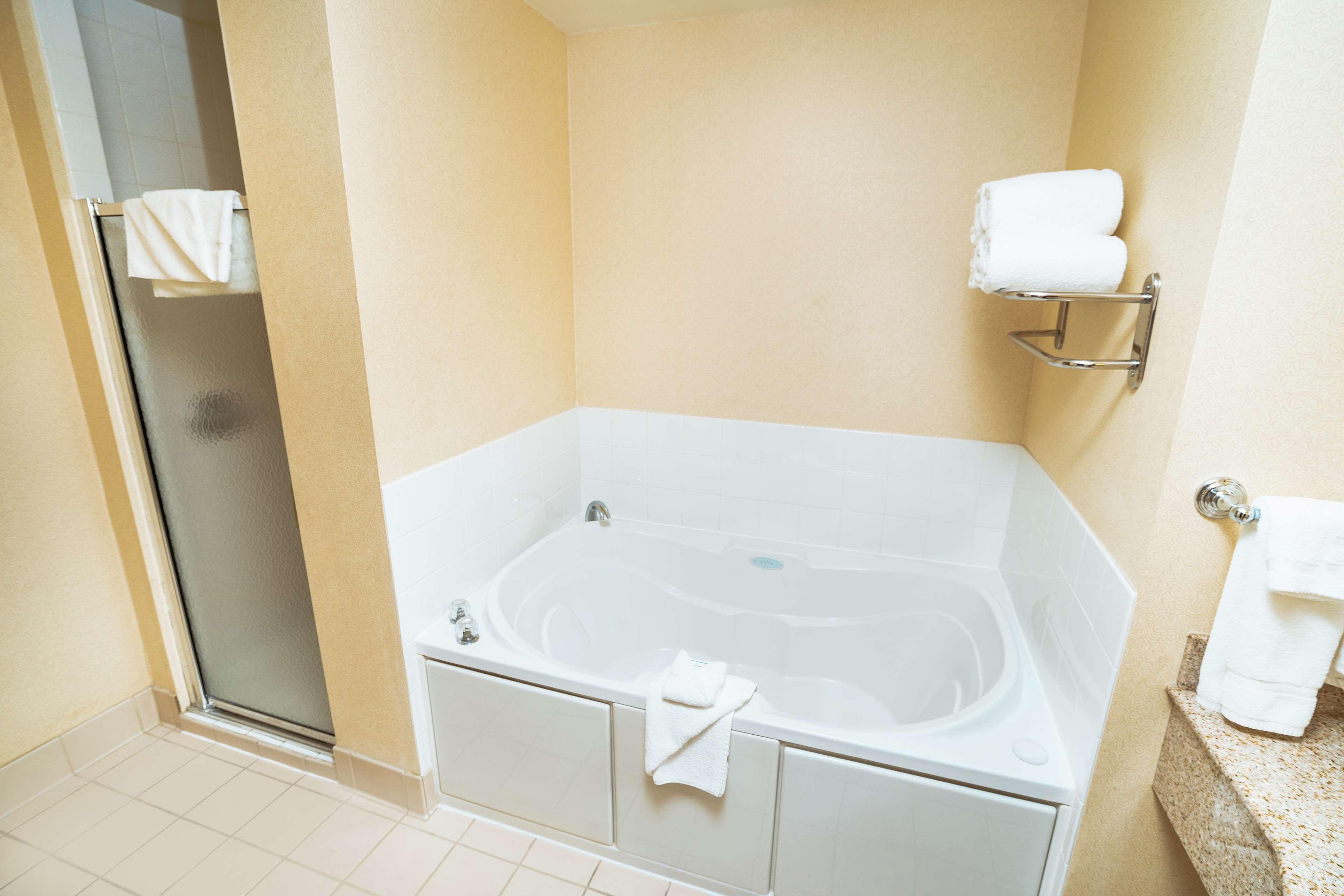 Hilton Garden Inn Ontario Rancho Cucamonga Bagian luar foto