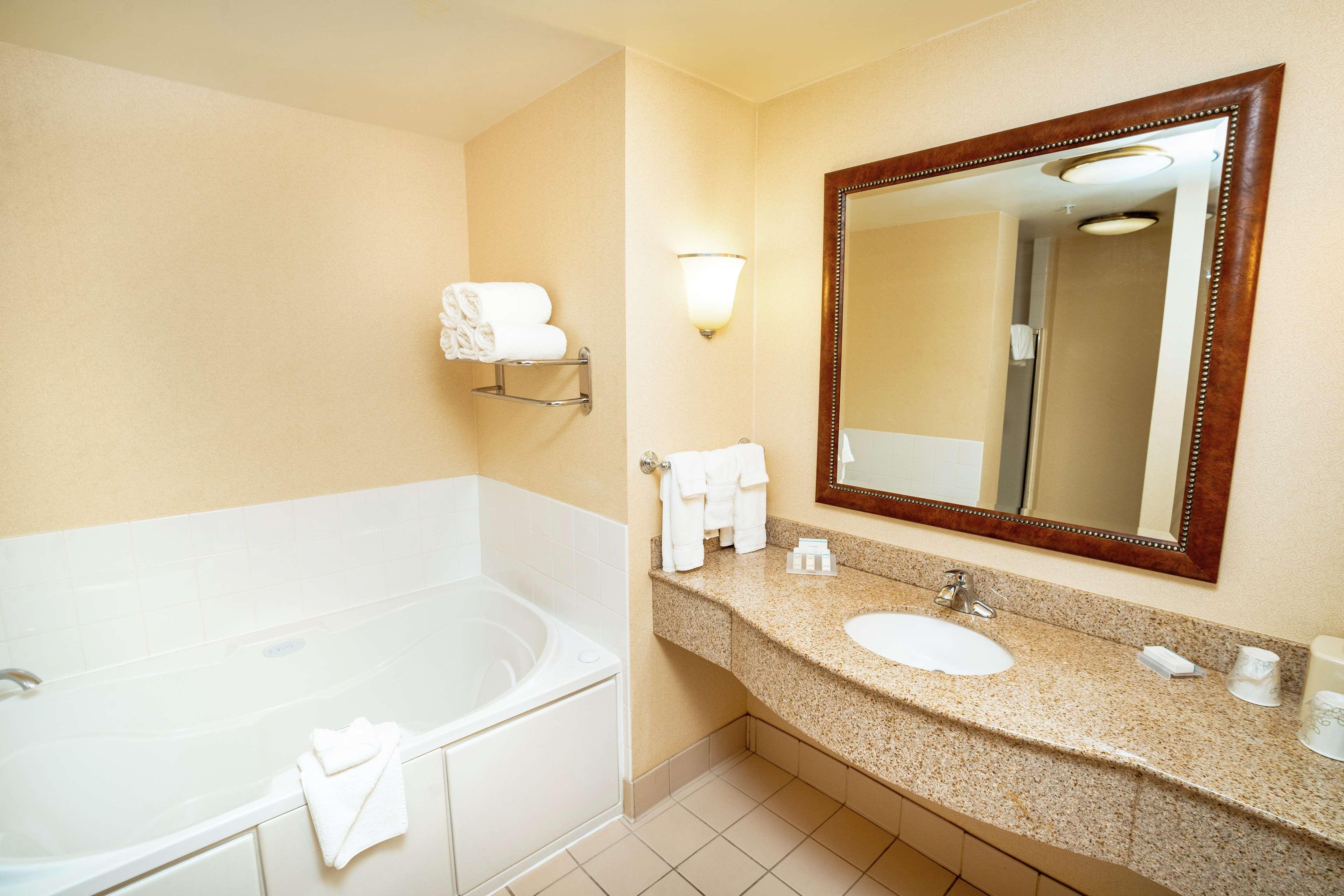 Hilton Garden Inn Ontario Rancho Cucamonga Bagian luar foto